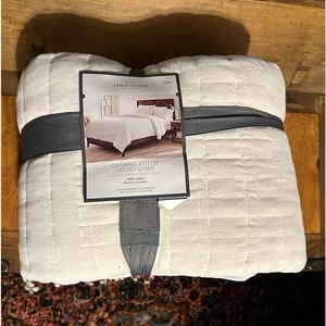 Threshold full/queen channel stitch, velvet quilt